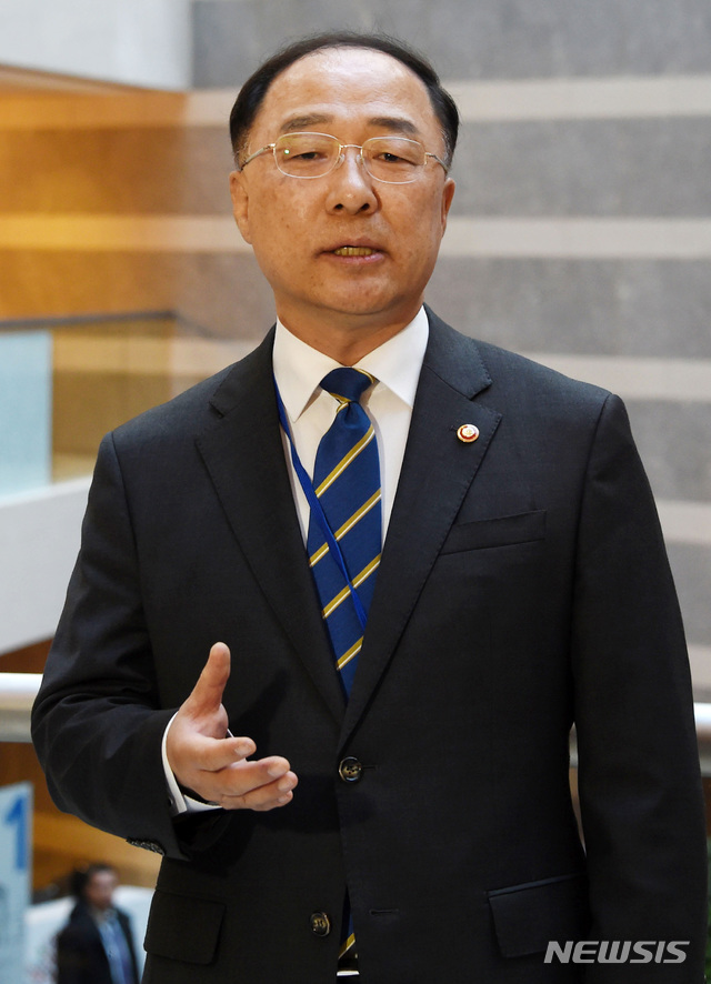 【서울=뉴시스】이영환 기자 = IMF/WB 연차총회 참석차 미국 워싱턴을 방문중인 홍남기 부총리 겸 기획재정부 장관이 18일(현지시간) 국제통화기금(IMF)에서 특파원 인터뷰를 하고 있다. 2019.10.19. (사진=기획재정부 제공) photo@newsis.com