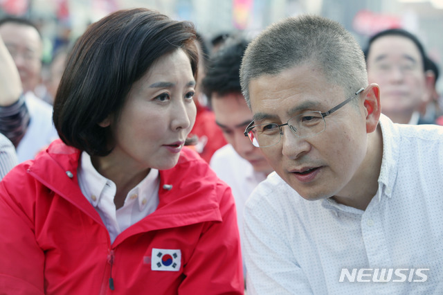 【서울=뉴시스】박미소 기자 = 자유한국당 황교안(오른쪽) 대표와 나경원 원내대표가 19일 오후 서울 종로구 세종문화회관 앞에서 열린 '국민의 명령! 국정대전환 촉구 국민보고대회'에서 대화하고 있다.2019.10.19. misocamera@newsis.com