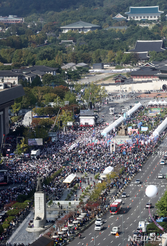 【서울=뉴시스】이영환 기자 = 19일 오후 서울 종로구 광화문 세종문화회관 일대에서 자유한국당 주최로 '국민의 명령! 국정대전환 촉구 국민보고대회'가 진행되고 있다. 2019.10.19.&nbsp; 20hwan@newsis.com