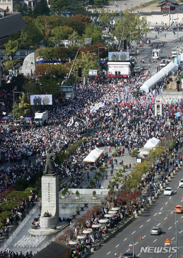 【서울=뉴시스】이영환 기자 = 19일 오후 서울 종로구 광화문 세종문화회관 일대에서 자유한국당 주최로 '국민의 명령! 국정대전환 촉구 국민보고대회'가 진행되고 있다. 2019.10.19. 20hwan@newsis.com