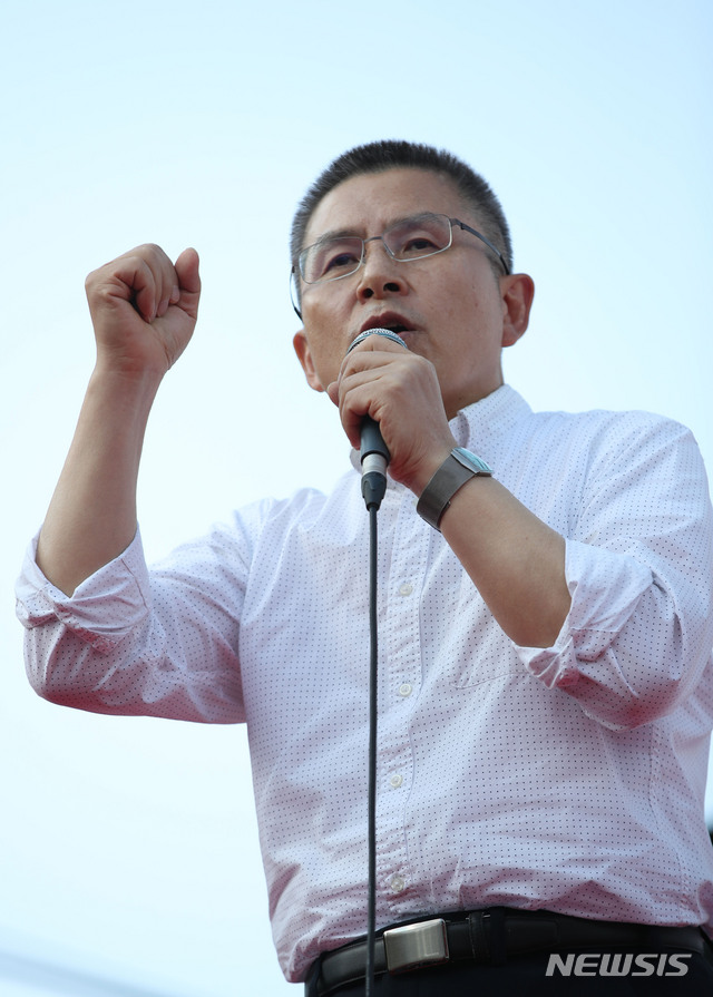 【서울=뉴시스】박미소 기자 = 자유한국당 황교안 대표가 19일 오후 서울 종로구 세종문화회관 앞에서 열린 '국민의 명령! 국정대전환 촉구 국민보고대회'에서 발언하고 있다.2019.10.19. misocamera@newsis.com