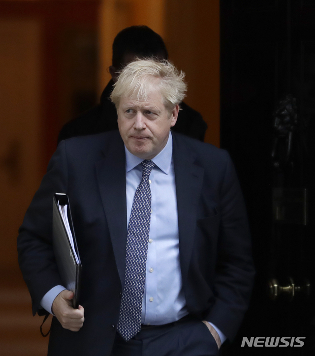 【런던=AP/뉴시스】보리스 존슨 영국 총리가 19일(현지시간) 총리 관저인 다우닝 10번가를 나와 하원으로 출발하고 있다.&nbsp; 영국 하원은 이례적으로 토요일인 이날 브렉시트 합의안에 관해 투표하며 투표 결과에 따라 다양한 시나리오가 실행될 수 있다. 투표가 가결되면 정부는 나머지 절차를 신속히 진행해 예정대로 오는 31일 브렉시트를 단행할 것이며 부결되면 유럽연합법에 따라 존슨 총리가 EU에 브렉시트 3개월 추가 연기를 요청하는 서한을 보내야 한다. 2019.10.19. 