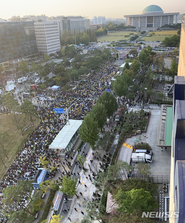 【서울=뉴시스】최진석 기자 = 19일 오후 서울 영등포구 국회 앞에서 열린 '제10차 사법적폐청산을위한 검찰개혁 촛불문화제'에 참가한 시민들이 사법적폐청산 촉구 구호를 외치고 있다. 2019.10.19. myjs@newsis.com