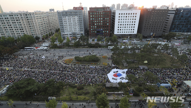 【서울=뉴시스】최진석 기자 = 19일 오후 서울 영등포구 국회 앞에서 열린 '제10차 사법적폐청산을위한 검찰개혁 촛불문화제'에 참가한 시민들이 사법적폐청산 촉구 태극기 파도타기를 하고 있다. 2019.10.19. myjs@newsis.com
