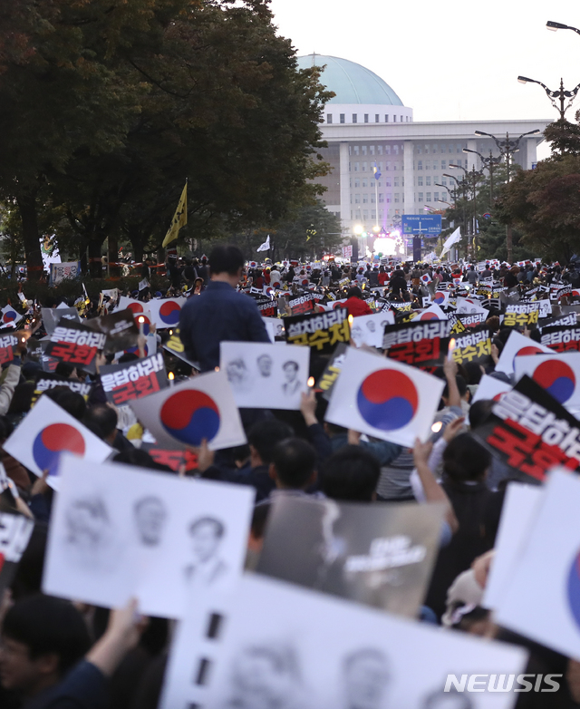 【서울=뉴시스】최진석 기자 = 19일 오후 서울 영등포구 국회 앞에서 열린 '제10차 사법적폐청산을위한 검찰개혁 촛불문화제'에 참가한 시민들이 사법적폐청산 촉구 피켓을 흔들고 있다. 2019.10.19. myjs@newsis.com