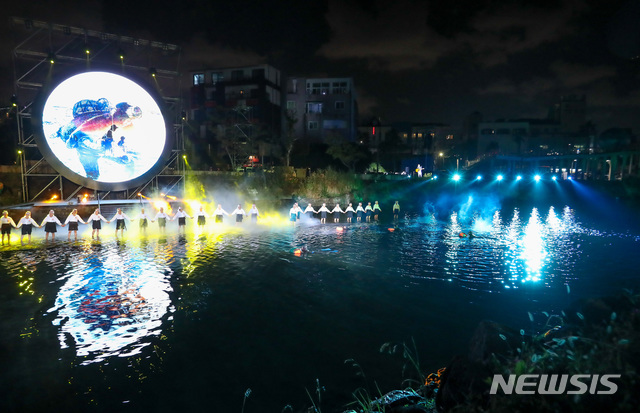 [제주=뉴시스] 우장호 기자 = 제주시 산지천 일대에서 문화 행사가 열리고 있는 모습. (사진=뉴시스DB) woo1223@newsis.com