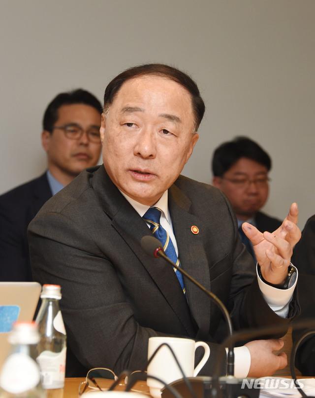 【워싱턴D.C.=뉴시스】국제통화기금(IMF)세계은행(WB) 연차 총회 참석 차 미국 워싱턴D.C.를 방문한 홍남기 부총리 겸 기획재정부 장관이 18일(현지 시각) 동행 기자단 간담회에서 발언하고 있다. 