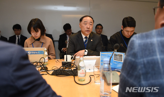 【워싱턴D.C.=뉴시스】국제통화기금(IMF)세계은행(WB) 연차 총회 참석 차 미국 워싱턴D.C.를 방문한 홍남기 부총리 겸 기획재정부 장관이 18일(현지 시각) 동행 기자단 간담회에서 발언하고 있다.