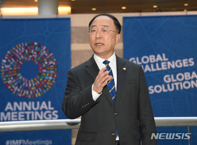 【워싱턴D.C.=뉴시스】국제통화기금(IMF)세계은행(WB) 연차 총회 참석 차 미국 워싱턴D.C.를 방문한 홍남기 부총리 겸 기획재정부 장관이 18일(현지 시각) 특파원을 대상으로 브리핑하고 있다. 