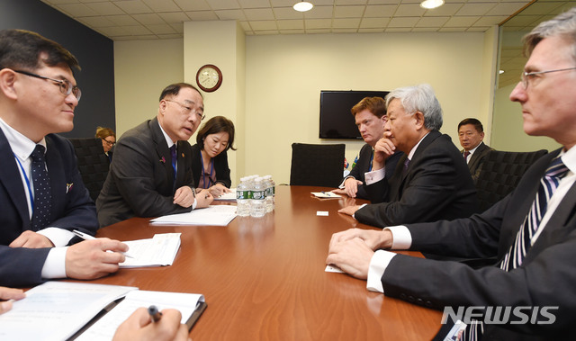 【워싱턴D.C.=뉴시스】국제통화기금(IMF)세계은행(WB) 연차 총회 참석 차 미국 워싱턴D.C.를 방문한 홍남기 부총리 겸 기획재정부 장관이 19일(현지 시각) 진리췬 아시아인프라투자은행(AIIB) 총재와 면담하고 있다.