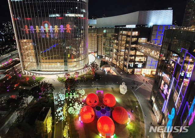 【서울=뉴시스】롯데월드타워 '아레나 광장' 핼러윈 장식 대형 이글루 