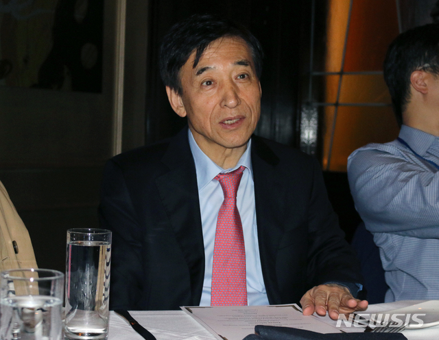 【워싱턴D.C.=뉴시스】주요 20개국 협의체(G20) 재무장관·중앙은행 총재 회의 참석차 미국 워싱턴D.C.를 방문한 이주열 한국은행 총재가 18일(현지 시각) 동행 기자단 간담회에서 세계 경제 주요 사안과 한국 경제에 미치는 영향 등에 관해 설명하고 있다.