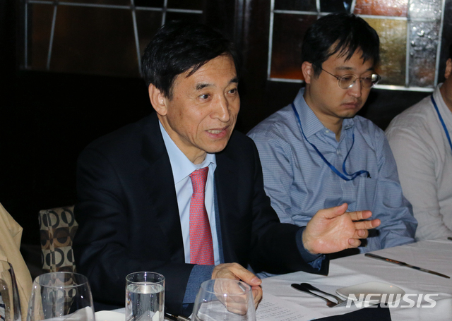 【워싱턴D.C.=뉴시스】주요 20개국 협의체(G20) 재무장관·중앙은행 총재 회의 참석차 미국 워싱턴D.C.를 방문한 이주열 한국은행 총재가 18일(현지 시각) 동행 기자단 간담회에서 세계 경제 주요 사안과 한국 경제에 미치는 영향 등에 관해 설명하고 있다.