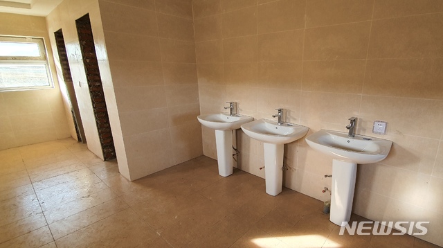 【수원=뉴시스】김경호 기자 경기 수원시와 세계화장실협회(WTA)가 몽고 울란바토르에 설치한 34번째 '수원화장실' 내부. 