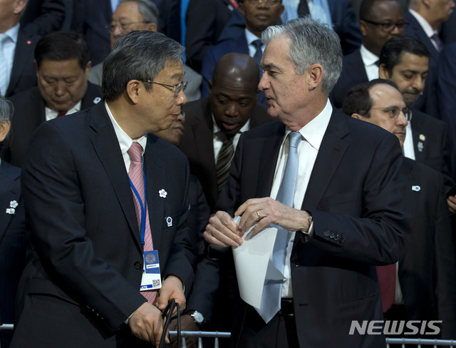 【워싱턴=AP/뉴시스】중국 중앙은행인 인민은행은 20일 이강(易綱) 은행장이 워싱턴에서 열리는 국제통화기금(IMF)·세계은행(WB) 춘계총회에서 "중국이 금융 개방을 더 확대하겠다”고 밝혔다고 전했다. 19일(현지시간) 이 은행장과 제롬 파월 미국 연방준비제도(연준·Fed) 의장이 회의장에서 대화를 나누고 있다. 2019.10.20