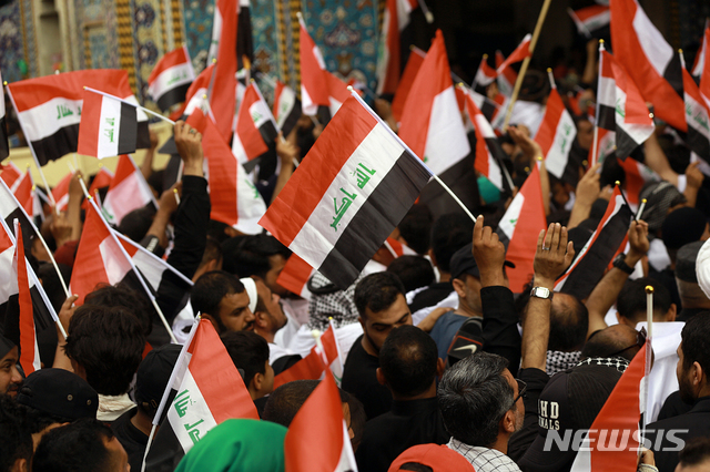 【카르발라(이라크)=AP/뉴시스】이라크 남부 시아파의 성도 카르발라에서 지난 19일 시아파 지도자 모크타다 알 사드르의 추종자들이 정부의 부패와 미국, 이스라엘에 반대하는 구호를 외치고 있다. 반정부시위가 5일째 계속되고 있는 카르발라에서 29일 시위대를 향한 실탄 공격이 가해져 최소 18명이 사망하고 수백명이 부상했다고 한 치안 관계자가 밝혔다. 2019.10.29
