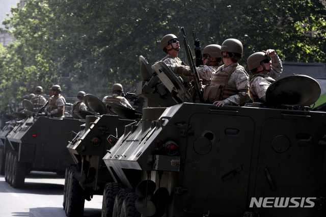 【산티아고=AP/뉴시스】19일(이하 현지시간) 비상사태가 선포된 칠레 수도 산티아고에서 장갑차를 탄 칠레 군인들이 시내를 순찰하고 있다.&nbsp; 세바스티안 피녜라 칠레 대통령은 전날 발생한, 지하철 요금 인상에 항의하는 학생들의 시위가 폭력 사태로 확산하면서 산티아고 지하철 운행이 마비되자 치안 유지를 위해 산티아고에 비상사태를 선포하고 군에 치안 유지를 요청했다. 18일 고등학생들이 지하철 요금 인상에 항의해 지하철역에 몰려들어 요금을 내지 않고 시설물 등을 훼손시킨 것으로 시작한 시위가 밤이 되자 방화 등 산티아고 전역으로 확산하면서 156명의 경찰과 민간인 11명이 부상했고 300명이 넘는 시위대원이 체포됐다. 2019.10.20. 