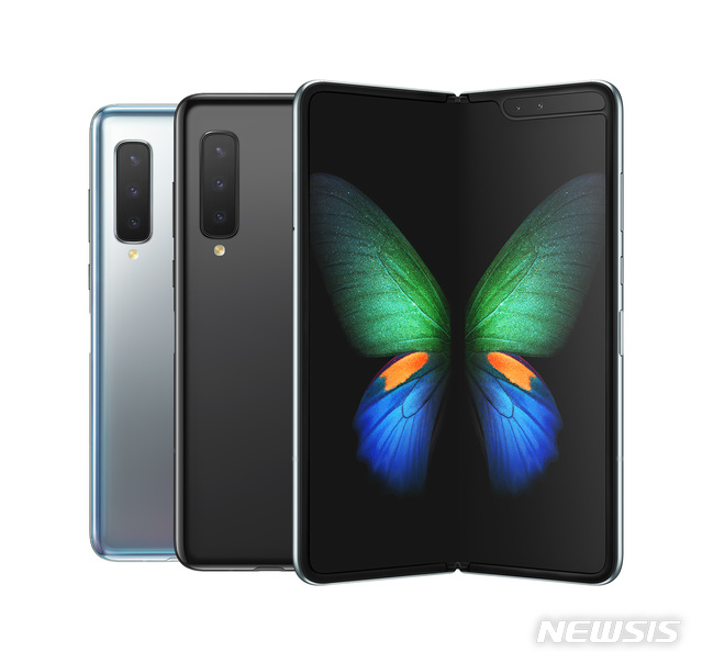 【서울=뉴시스】전신 기자 = 삼성전자가 폴더블 스마트폰 '갤럭시 폴드 5G(Galaxy Fold 5G)'를 오는 21일부터 삼성전자 홈페이지와 전국 삼성 디지털 프라자, 모바일 스토어, 이동통신사 매장 등에서 일반 판매를 시작한다. 2019.10.20. (사진=삼성전자 제공) photo@newsis.com