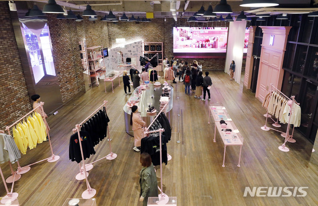 【서울=뉴시스】최동준 기자 = BTS 팬들이 20일 서울 강남구에 오픈한 BTS 팝업스토어 'HOUSE OF BTS'를 찾아 메인 쇼룸을 둘러보고 있다. 2019.10.20. photocdj@newsis.com