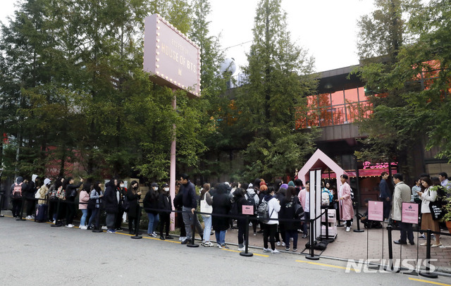 【서울=뉴시스】최동준 기자 = BTS 팬들이 20일 서울 강남구에 오픈한 BTS 팝업스토어 'HOUSE OF BTS' 입장을 위해 길게 줄을 서고 있다. 2019.10.20. photocdj@newsis.com