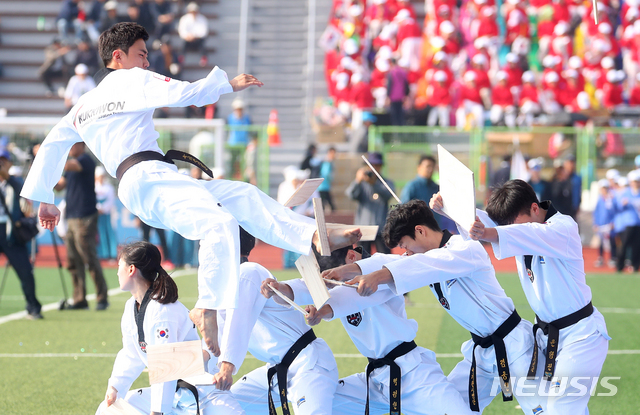 【서울=뉴시스】전신 기자 = 20일 오전 서울 용산구 효창운동장에서 열린 제37회 대통령기 이북도민 체육대회에서 국기원 시범단이 태권도 시범을 선보이고 있다. 2019.10.20. photo1006@newsis.com