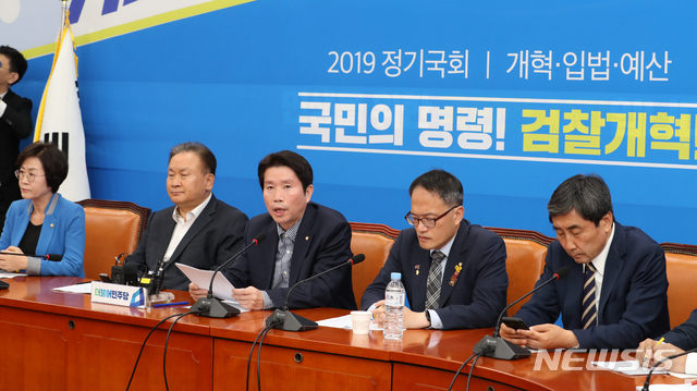 【서울=뉴시스】김명원 기자 = 이인영 더불어민주당 원내대표가 20일 오후 서울 여의도 국회 더불어민주당 회의실에서 열린 검찰개혁특별위원회 3차 회의에서 모두발언을 하고있다. 2019.10.20.&nbsp; kmx1105@newsis.com