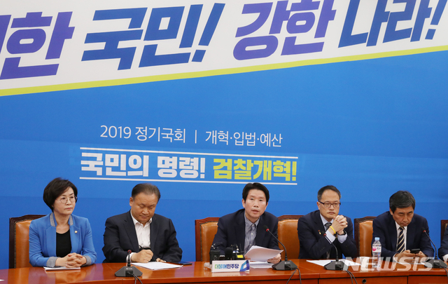 【서울=뉴시스】김명원 기자 = 이인영 더불어민주당 원내대표가 20일 오후 서울 여의도 국회 더불어민주당 회의실에서 열린 검찰개혁특별위원회 3차 회의에서 모두발언을 하고있다. 2019.10.20.&nbsp; kmx1105@newsis.com