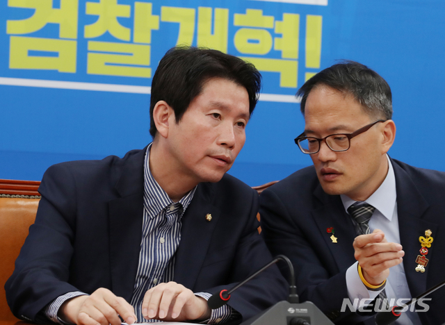 【서울=뉴시스】김명원 기자 = 이인영(왼쪽) 더불어민주당 원내대표가 20일 오후 서울 여의도 국회 더불어민주당 회의실에서 열린 검찰개혁특별위원회 3차 회의에서 박주민 공동위원장과 이야기를 나누고 있다. 2019.10.20. kmx1105@newsis.com