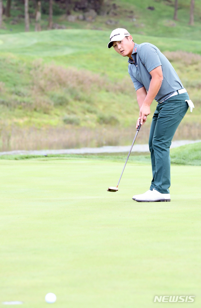 【제주=뉴시스】 전진환 기자 = 미국프로골프(PGA) 투어 정규대회 THE CJ CUP @ NINE BRIDGES가 열린 20일 오후 제주 서귀포시 클럽 나인브릿지에서 대니 리가 18번홀 퍼팅에 실패하고 있다. 2019.10.20. amin2@newsis.com