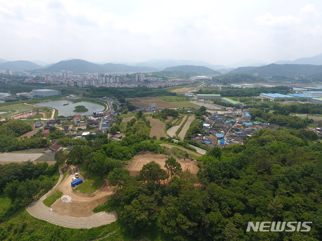 【서울=뉴시스】 이수지 기자 = 문화재청이 21일 경상남도 함안군에 있는 '함안 가야리 유적'(咸安 伽倻里 遺蹟)을 국가지정문화재 사적 제554호로 지정했다. 북쪽 봉산산성에서 바라본 '함안 가야리 유적' (사진=문화재청 제공) 2019.10.21.suejeeq@newsis.com   