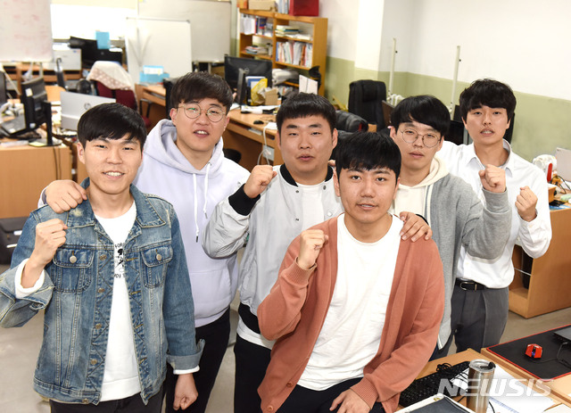 일본 소프트뱅크에 합격한 영진전문대 일본IT기업주문반 김도형씨와 이상진씨, 김명종씨, 박언채씨, 신현빈씨, 윤건희(왼쪽부터)씨가 대학 강의실에서 파이팅을 외치고 있다.