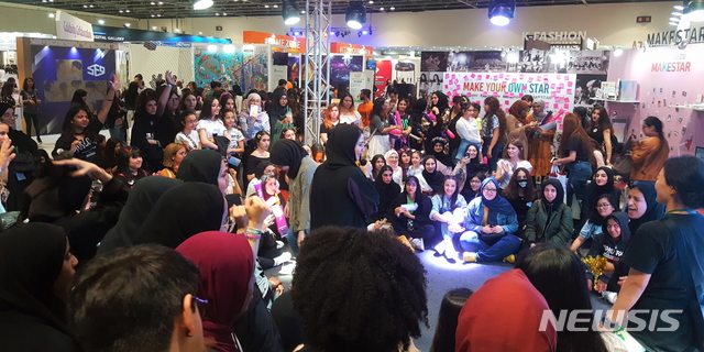 【서울=뉴시스】지난 16일~18일 두바이 월드 트레이드 센터에서 개최된 ‘2019 두바이 한류박람회’ 전시체험존 Funstage에서 한류 퀴즈 이벤트를 진행하고 있다. 사진=한국콘텐츠진흥원 제공. 