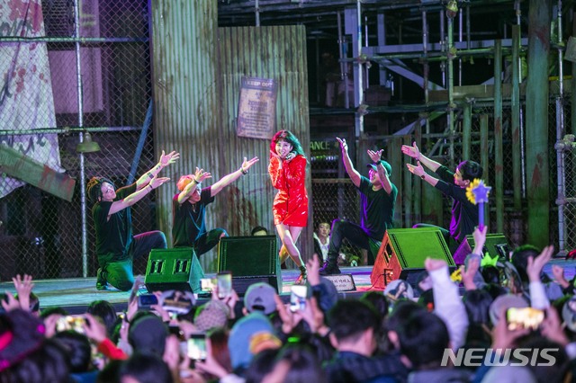 【서울=뉴시스】18일 열린 '에버랜드×김완선 할로윈 스페셜 콘서트'