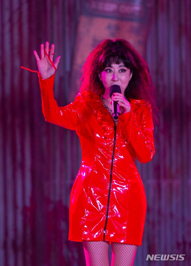 【서울=뉴시스】18일 열린 '에버랜드×김완선 할로윈 스페셜 콘서트'