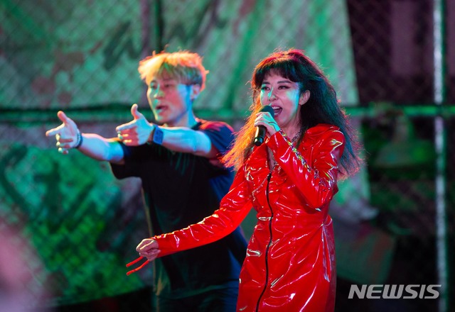 【서울=뉴시스】18일 열린 '에버랜드×김완선 할로윈 스페셜 콘서트'