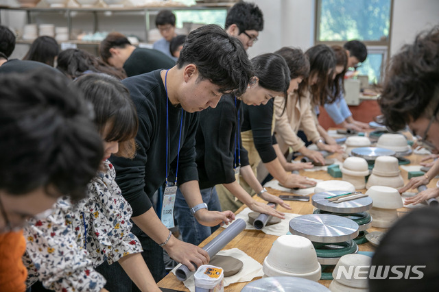 미혼남녀 절반 이상 "데이트통장 만들어 봤다"
