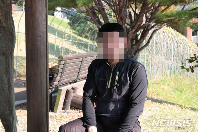 【청주=뉴시스】조성현 기자 = 화성 8차 범인으로 지목돼 20년간 수감 생활을 해온 윤모(52)씨가 21일 인터뷰를 하고 있다. 2019.10.21. jsh0128@newsis.com