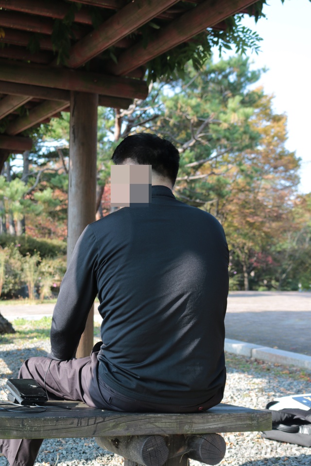 【청주=뉴시스】조성현 기자 = 화성 8차 범인으로 지목돼 20년간 수감 생활을 해온 윤모(52)씨가 21일 인터뷰를 하고 있다. 2019.10.21. jsh0128@newsis.com