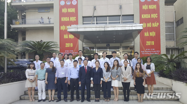 베트남 하노이 벡마이병원에서 열린 경북대병원의 ICT활용 임상시험시스템 설명회 후 양 기관 관계자들이 기념 촬영에 나서고 있다.