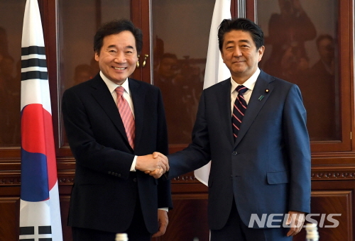 【서울=뉴시스】 이낙연 국무총리가 지난해 9월11일 블라디보스토크에서 열린 동방경제포럼 참석을 계기로 아베 신조(安倍晋三) 일본 총리와 양자회담을 가졌다. 2019.10.22 (사진=총리실 제공) 