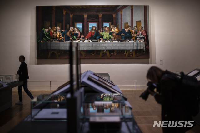 【파리=AP/뉴시스】 프랑스 루브르박물관은 23일(현지시간) 24일부터 2020년 2월24일까지 열리는 레오나르도 다빈치 서거 500주년 기념 기획전에서 ‘라 벨 페로니에르’ ‘성 안나와 성 모자’ ‘모나리자’ ‘한 음악가의 초상화’ ‘베누아의 마돈나’ 등 서화를 비롯해 ‘비트루비안 맨’ 등 다빈치의 과학 연구 자료까지 전 세계 박물관들과 기관들로부터 대여한 다빈치 관련 유물들을 모아 전시한다고 밝혔다. 다빈치의 작품 '최후의 만찬' 2019.10.23&nbsp; 