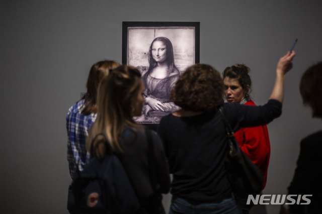 【파리=AP/뉴시스】 프랑스 루브르박물관은 23일(현지시간) 24일부터 2020년 2월24일까지 열리는 레오나르도 다빈치 서거 500주년 기념 기획전에서 ‘라 벨 페로니에르’ ‘성 안나와 성 모자’ ‘모나리자’ ‘한 음악가의 초상화’ ‘베누아의 마돈나’ 등 서화를 비롯해 ‘비트루비안 맨’ 등 다빈치의 과학 연구 자료까지 전 세계 박물관들과 기관들로부터 대여한 다빈치 관련 유물들을 모아 전시한다고 밝혔다. 다빈치의 작품 '모나리자' 2019.10.23.&nbsp; 