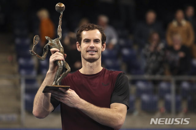 【앤트워프(벨기에)=AP/뉴시스】앤디 머레이(243위·영국)가 20일(현지시간) 벨기에 앤트워프에서 열린 ATP투어 유러피언오픈 결승에서 스탄 바브린카(18위·스위스)를 꺾고 우승, 트로피를 들고 포즈를 취하고 있다. 머레이는 바브린카를 세트 스코어 1-2( 3-6 6-4 6-4)로 꺾고 31개월 만에 우승해 수술 복귀 후 재기에 성공했다. 2019.10.21.