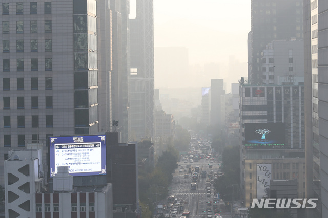 【서울=뉴시스】 전진환 기자 = 올 가을 첫 수도권 고농도 미세먼지 예비저감조치가 실시된 21일 오전 서울 종로구 서울시교육청에서 바라본 서울 하늘이 뿌옇게 보이고 있다. 2019.10.21. amin2@newsis.com