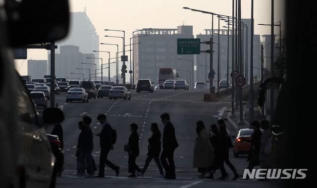 【서울=뉴시스】김선웅 기자 = 수도권지역에 고농도 미세먼지 예비 저감조치가 시행된 21일 서울 용산구 한남동에서 흐린 도심이 보이고 있다. 2019.10.21. mangusta@newsis.com