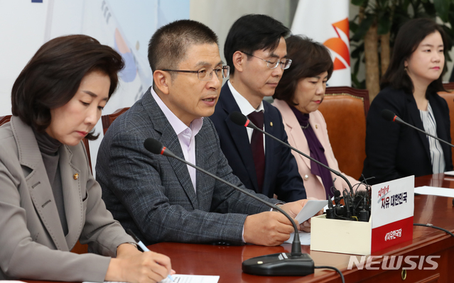 【서울=뉴시스】김명원 기자 = 황교안 자유한국당 대표가 21일 오전 서울 여의도 국회 자유한국당 회의실에서 열린 최고위원회의에서 현안 관련 모두발언을 하고 있다. 2019.10.21. kmx1105@newsis.com