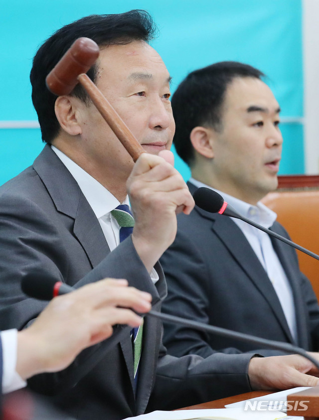 【서울=뉴시스】 장세영 기자 = 손학규 (왼쪽)바른미래당 대표가 21일 오전 서울 여의도 국회에서 열린 최고위원회의에 참석해 개회선언을 하고 있다. 2019.10.21. photothink@newsis.com