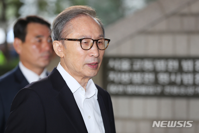 【서울=뉴시스】전신 기자 = 이명박 전 대통령이 21일 서울 서초구 서울중앙지방법원에서 열린 항소심 36차 공판에 출석하기 위해 법원 청사로 들어서고 있다. 2019.10.21.&nbsp; photo1006@newsis.com