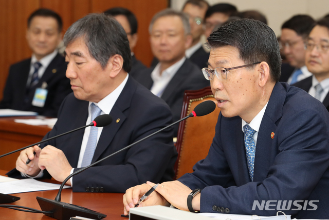 【서울=뉴시스】김명원 기자 = 은성수 금융위원회 위원장이 21일 오전 서울 여의도 국회 정무위원회에서 열린 금융위원회 금융감독원 종합 국정감사에서 의원들의 질의에 답변하고 있다. 2019.10.21. kmx1105@newsis.com