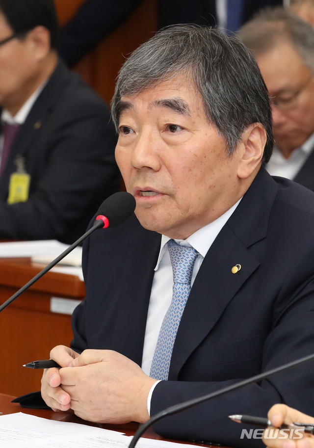 【서울=뉴시스】김명원 기자 = 윤석헌금융감독원 원장이 21일 오전 서울 여의도 국회 정무위원회에서 열린 금융위원회 금융감독원 종합 국정감사에서 의원들의 질의에 답변하고 있다. 2019.10.21. kmx1105@newsis.com